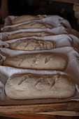Ungebackene Brote auf Leinentuch