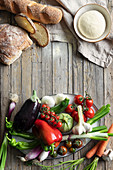 Stilleben mit frischem Gemüse, Brot und Brotteig