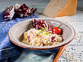 Schwarzwurzelrisotto mit Radicchio, Kirschtomate, Kerbel und Parmesan