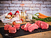 Verschiedene Rindfleischsorten (Filet, Roastbeef, Schulter), Suppengemüse und Gewürze