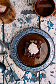 Dunkler Schokoladenbrownie mit Salted-Caramel-Rum-Sauce
