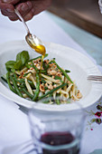 Bohnensalat mit Olivenöl beträufeln