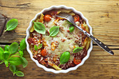 Pasta and tomato gratin with basil