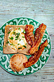 Eggs with toast and bacon