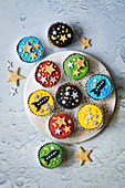 Muffins, verziert mit Sternen und Raketen, für eine Mondlandungs-Party