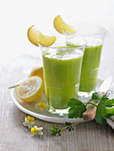Grüner Smoothie mit Zitrone und Petersilie