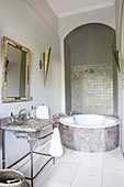 Modernes orientalisches Bad mit runder Badewanne unterm Bogen