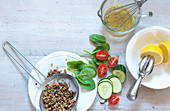 Zutaten für Gemüsesalat mit Zitronen und Vinaigrette