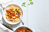 Pasta with chickpeas and onion