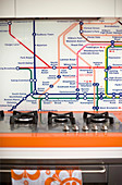 Londoner U-Bahn-Netz als Spritzschutz hinterm Herd