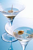 Martini Dry mit Gin, trockenem Wermut und grüner Olive
