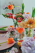 Gedeckter Tisch mit Blumen und rosa Grapefruit zum Muttertag