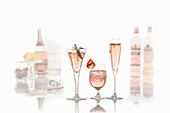 Pink Gin Cocktails in verschiedenen Gläsern