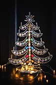 Weihnachtsbaum aus Glasperlen mit Lichterkette