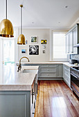 Landhausküche mit hellblauen Fronten und Kücheninsel