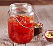 Pfirsich-Passionsfrucht-Konfitüre im Glas