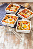 Baked eggs with oentils, pepper and arugula