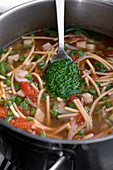 Soupe au pistou (Gemüsesuppe mit Basilikumsauce, Frankreich)
