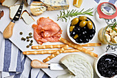 Mediterrane Vorspeisenplatte mit Käse, Lachs, Oliven und Brotsticks