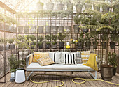 Weißes Sofa mit Gelbtönen im Wintergarten