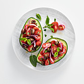Avocado gefüllt mit Tomaten-Oliven-Salat