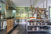 Kücheninsel mit Regal aus Edelstahl in offener Küche