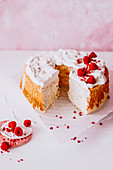 Chiffon Cake mit Himbeeren, angeschnitten