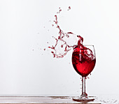 Rotweinglas mit Weinsplash