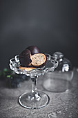 Cake pops with peanut-vanilla filling