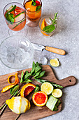 Cocktail mit Kräutern, Zitrusfrüchten und Gurke zubereiten