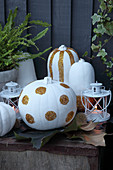 DIY Halloween decorations: white-painted pumpkins with glitter