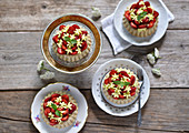 Vegane Biskuit-Törtchen mit Erdbeeren und Zitronen-Cashew-Creme