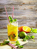 Peron (Cocktail mit Orange, Rohrzucker, Basilikum, Wodka, Limette und Eis)