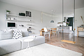 Moderner offener Wohnraum im Skandinavischen Stil mit Schaukel