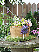 Korb mit Lavendelkranz und Sommerstrauß aus Rosen, Gräsern und Lavendelblüten