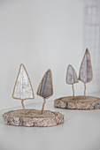 Deko-Tannenbäumchen aus Draht, Papier in Holzoptik und Baumscheibe