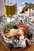 Tomate, Schafskäse, Zwiebeln und Oliven in Alufolie vom Grill