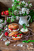 Bagels mit Frischkäse und Erdbeeren