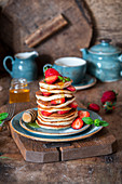 Pancakes mit Erdbeeren und Sirup