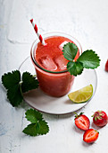 Cocktail aus Erdbeerpüree, Limoncello und Gin