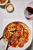 Spaghetti mit Fleischbällchen und Rotwein