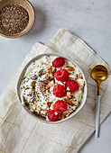 Joghurt mit Himbeeren, Chia und Mandeln