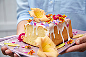 Kuchen mit essbaren Blüten
