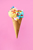 Eistüte mit bunten Eissorten, Mini-Marshmallows und Zuckersternchen