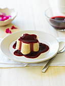 Semolina pudding with a red wine sauce