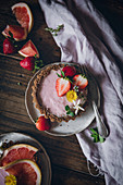 Erdbeer-Zitrusfrucht-Törtchen mit Essblüten
