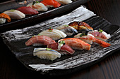 Verschiedene Nigiri-Sushi auf Servierplatte (Japan)