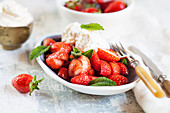 Frische Erdbeeren mit Vanilleeis