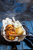 Latkes (Kartoffelpuffer, jüdische Küche) mit Sauerrahm und Apfelmus