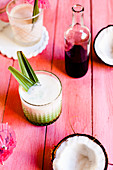 Piña Colada (Cocktail mit Rum, Kokosnusscreme und Ananassaft)